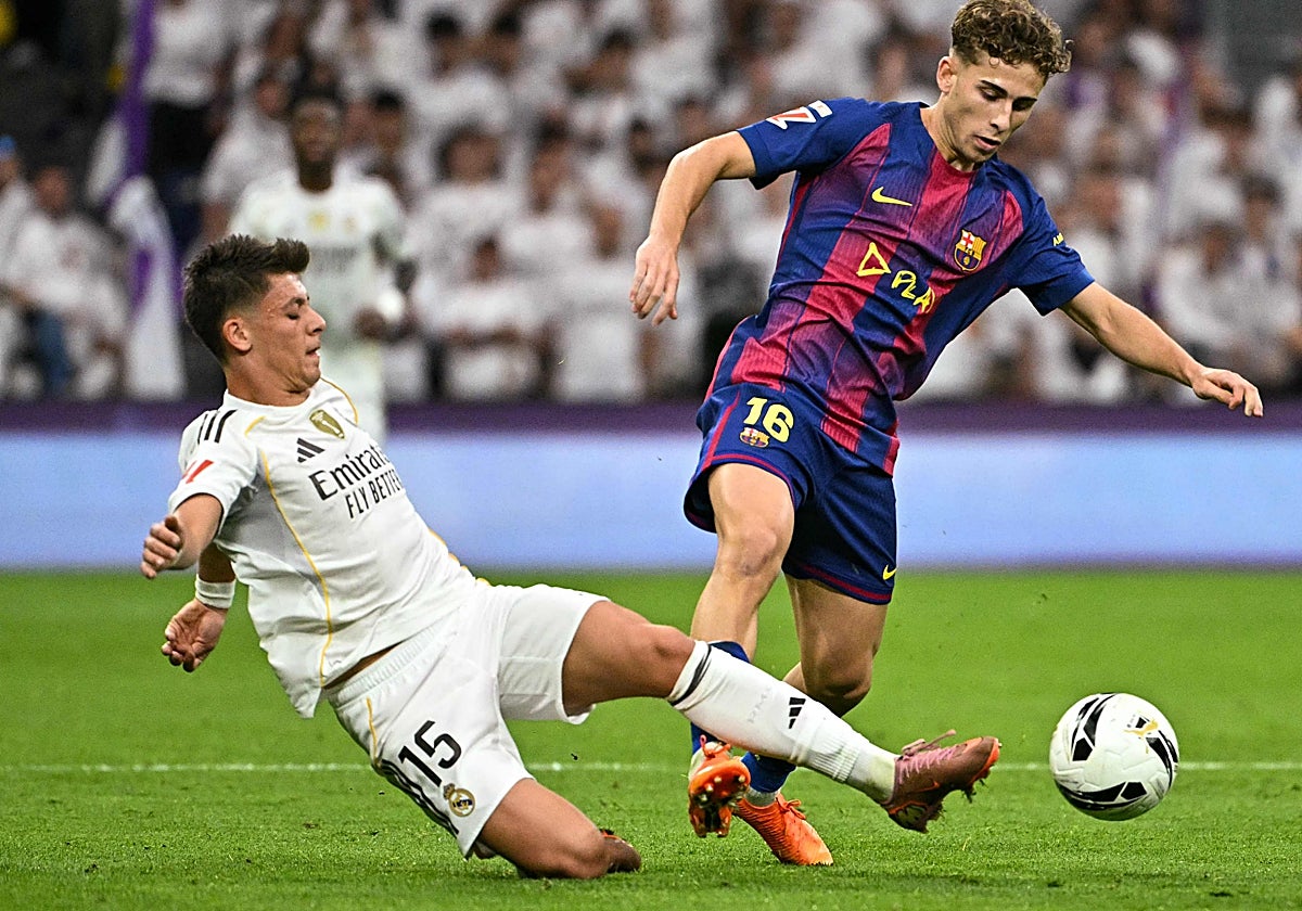 Arda Güler, ante Fermín en un lance del clásico