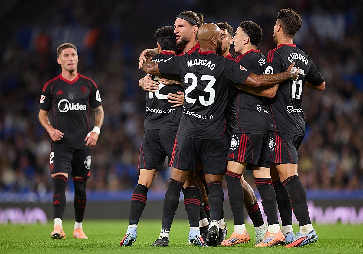 Los jugadores del Sevilla, en el Reale Arena, celebran el gol de Gudelj