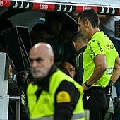 Un Madrid-Barça de alta tensión: hubo penalti a Vinicius, falta en el gol de Bellingham y mano de Eric García