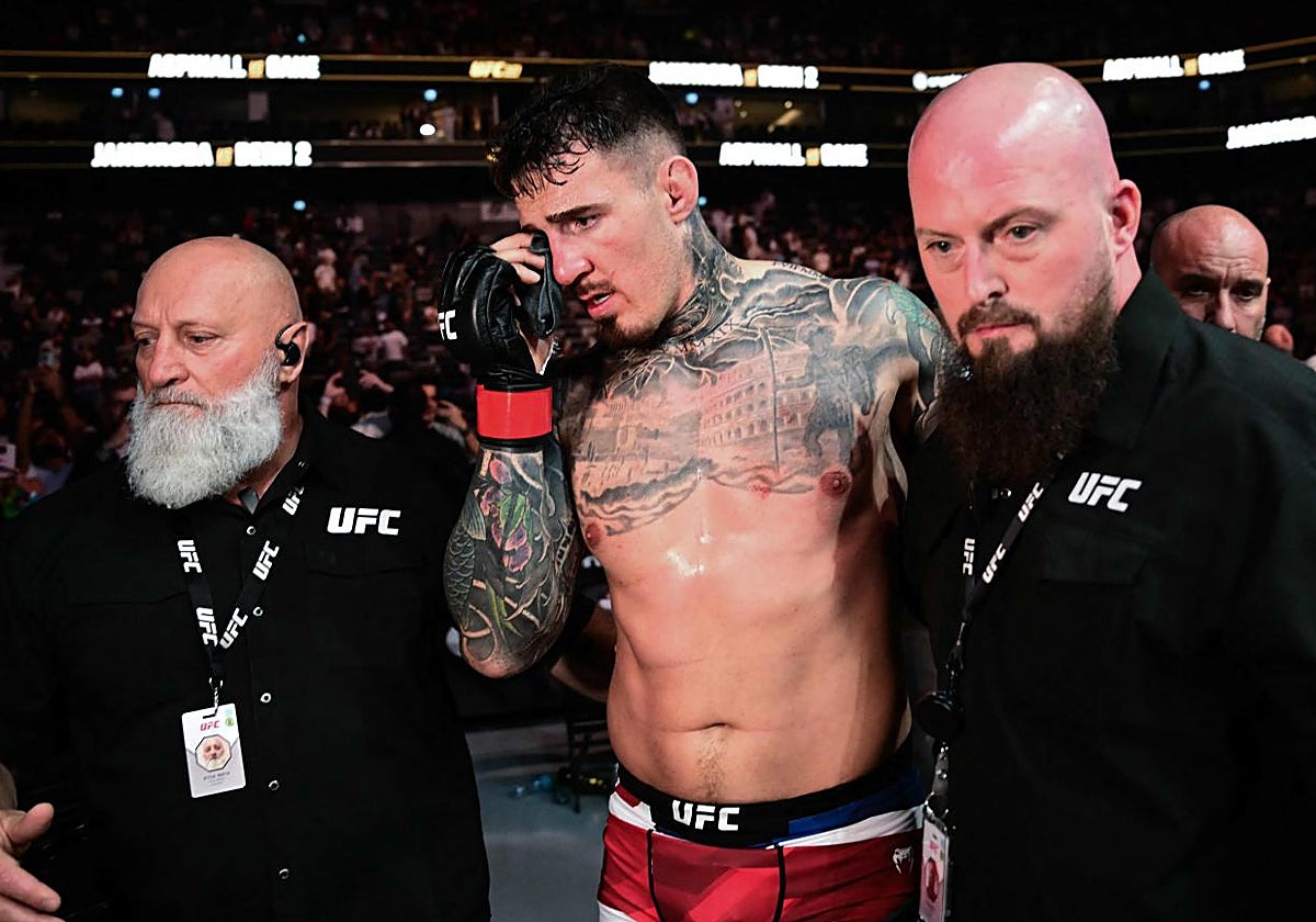 Tom Aspinall sale del octágono con un ojo dañado