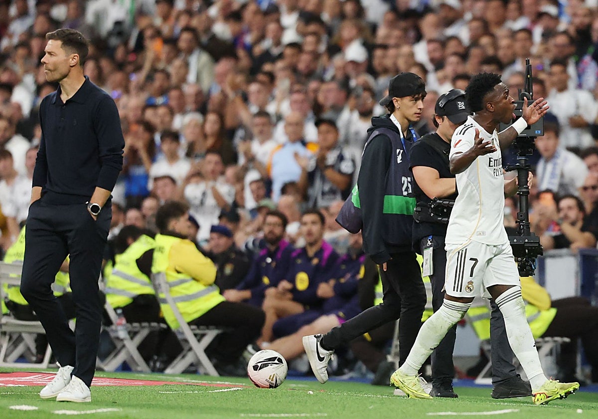 Vinícius se retiró del terreno de juego entre aspavientos