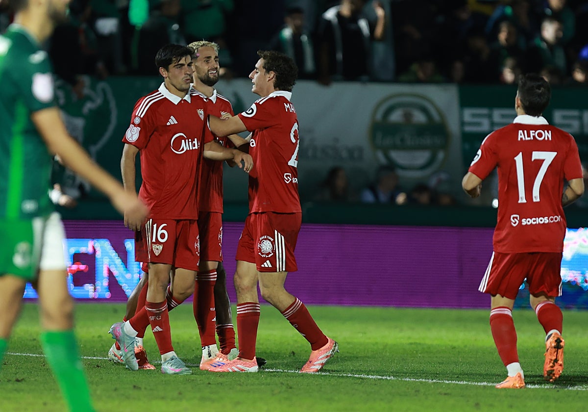 Los jugadores del Sevilla celebran uno de los goles de Januzaj