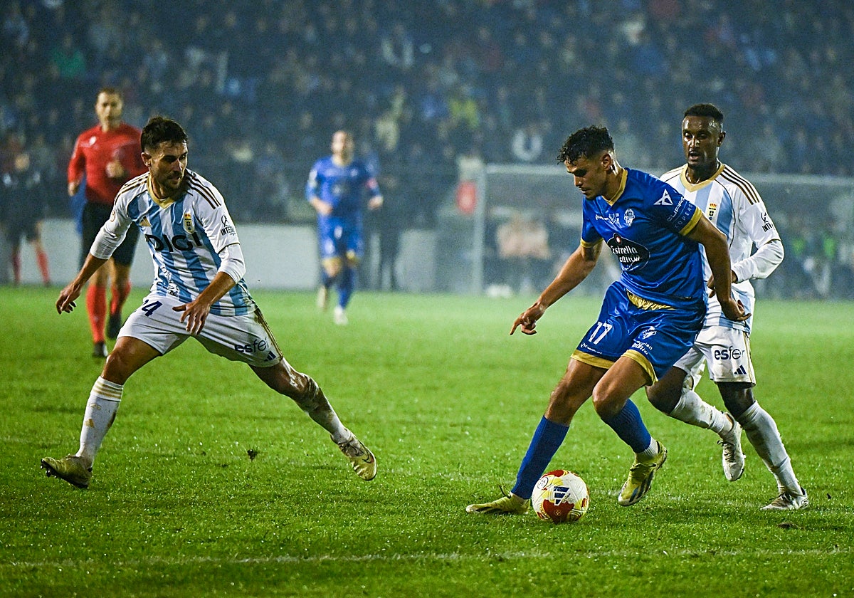 Omar, ante los defensas del Oviedo
