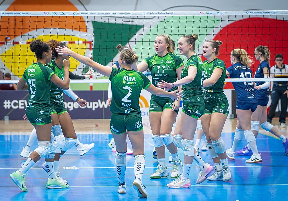 Las jugadoras del Fundación Cajasol Andalucía festejan un punto contra el Slovan Bratislava