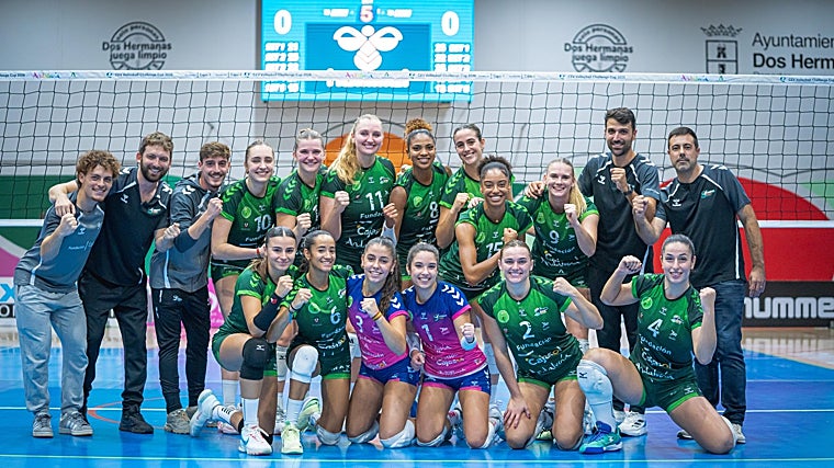 La plantilla del Fundación Cajasol Andalucía celebra con su cuerpo técnico la victoria sobre el Slovan Bratislava