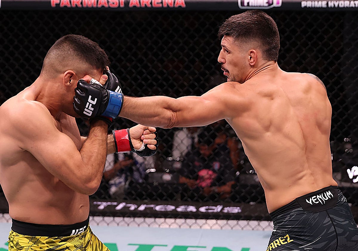 Joel Álvarez conecta una izquierda sobre el rostro de Vicente Luque