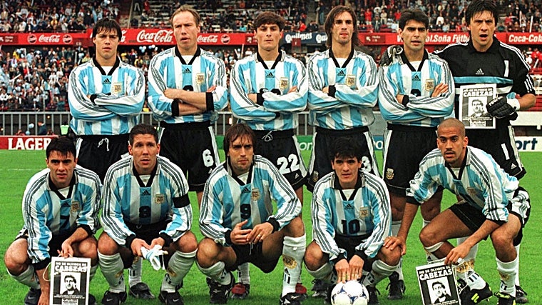 Almeyda, primero por la izquierda arriba, y Simeone, segundo por la izquierda abajo, compartieron años juntos en la selección argentina y en la Lazio, y forjaron una gran amistad. El Cholo llegó a pedirle que se uniera a su cuerpo técnico cuando comenzó su carrera de entrenador