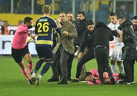 Escándalo en Turquía: suspenden a 149 árbitros por apuestas en partidos