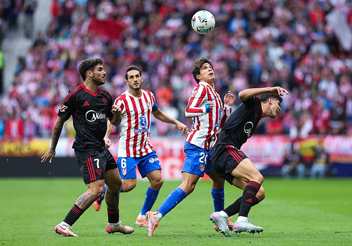 Giuliano Simeone pelea por un balón ante Juanlu e Isaac