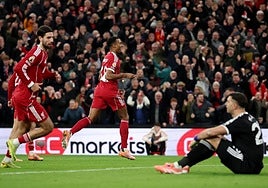 Un escandaloso fallo del Dibu Martínez abrió la puerta del triunfo al Liverpool, próximo rival del Madrid