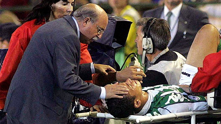 Lorenzo Serra Ferrer se acerca a Oliveira, que es retirado en camilla