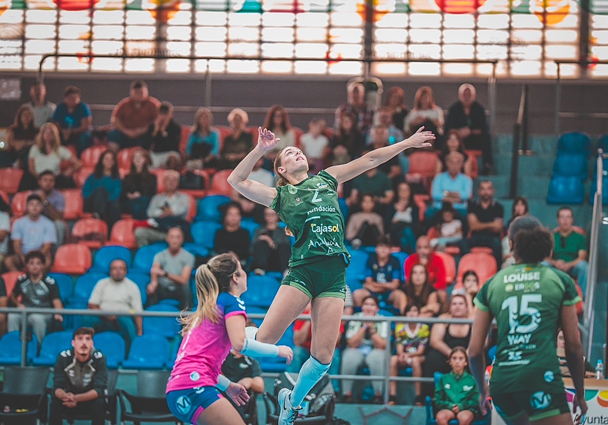 Kira Thomsen, del Fundación Cajasol Andalucía, se eleva para un remate cerca de la red