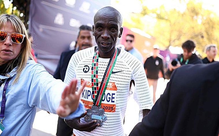 Imagen principal - Kipchoge, a la llegada a la meta del que puede haber sido su último maratón de élite