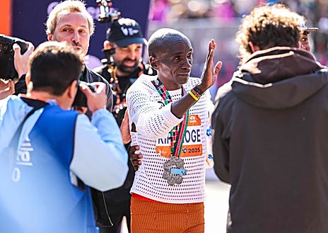 Imagen secundaria 1 - Kipchoge, a la llegada a la meta del que puede haber sido su último maratón de élite