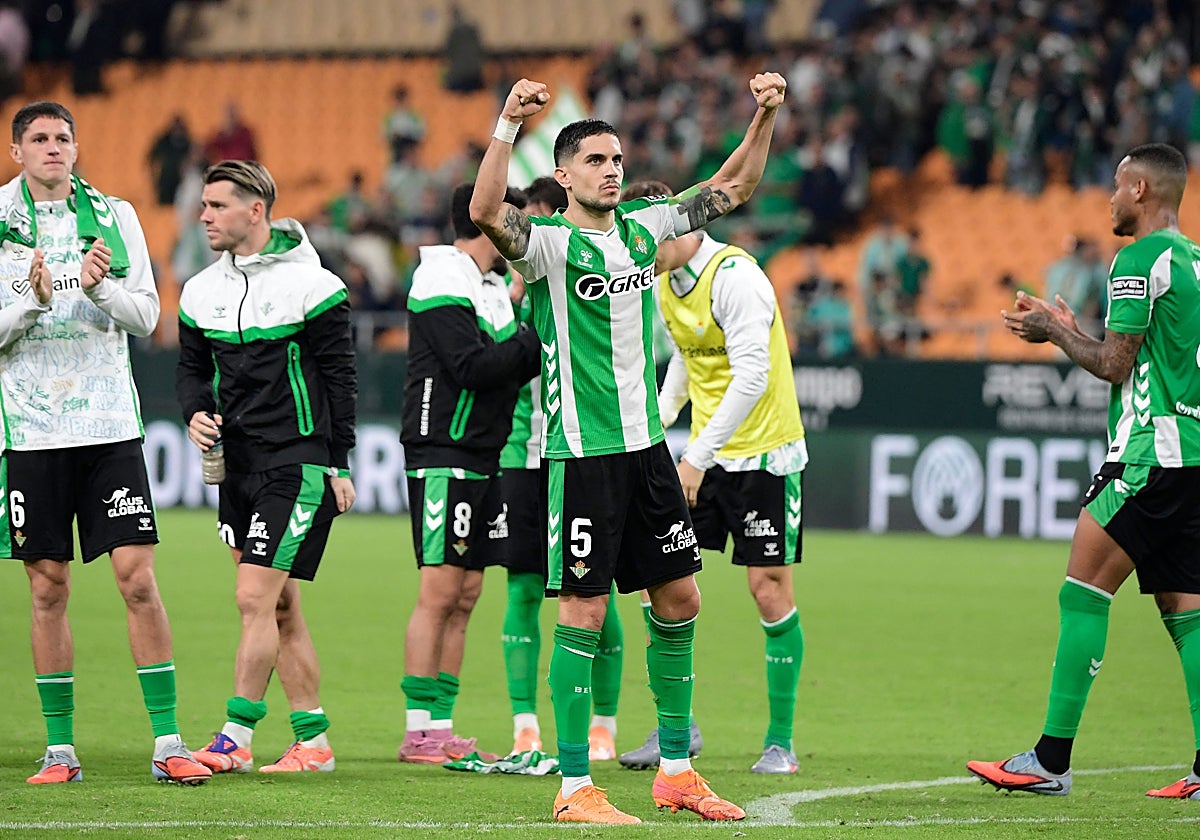 Varios jugadores del Real Betis celebran con la afición la victoria contra el RCD Mallorca
