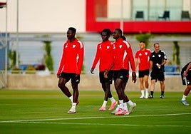 El Sevilla FC enfoca al Osasuna con Batista Mendy en la primera sesión de la semana