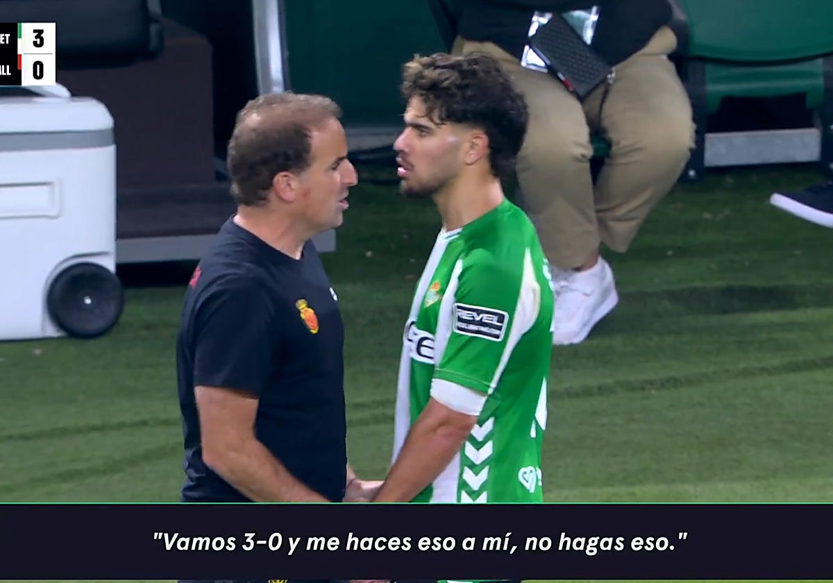 Instante en el que Jagoba Arrasate dialoga con Abde tras la filigrana del marroquí