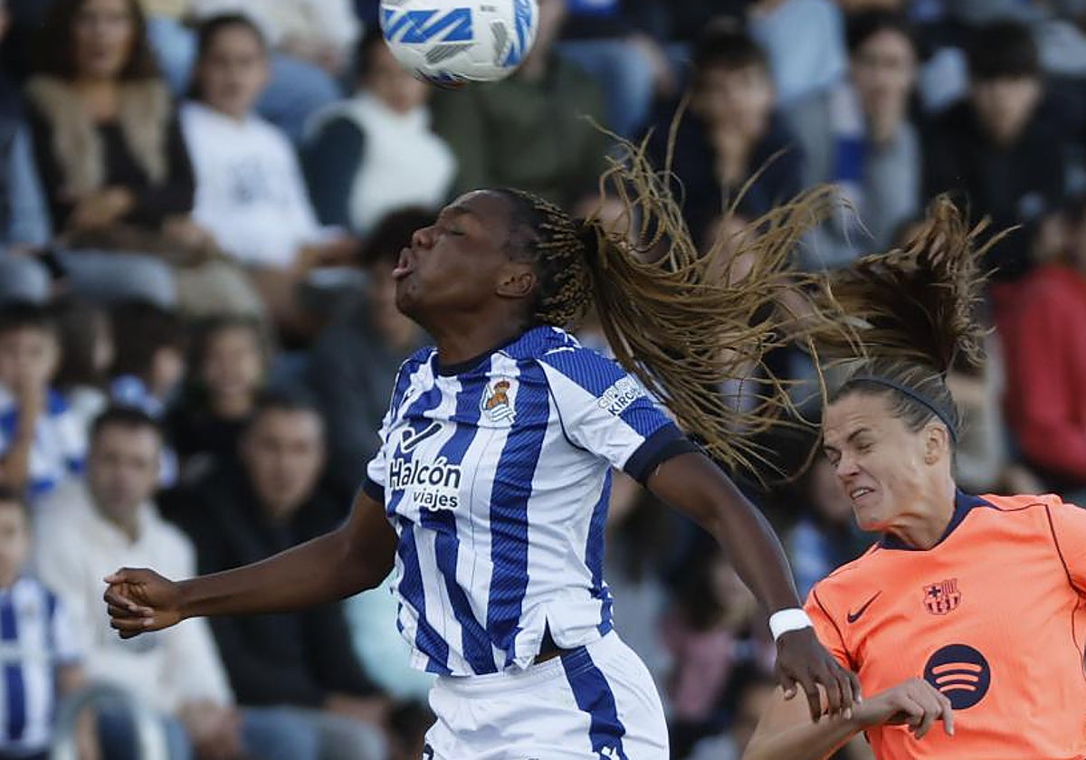 Edna, con la camiseta de la Real Sociedad, salta junto a Irene Paredes en el partido ganado al Barça