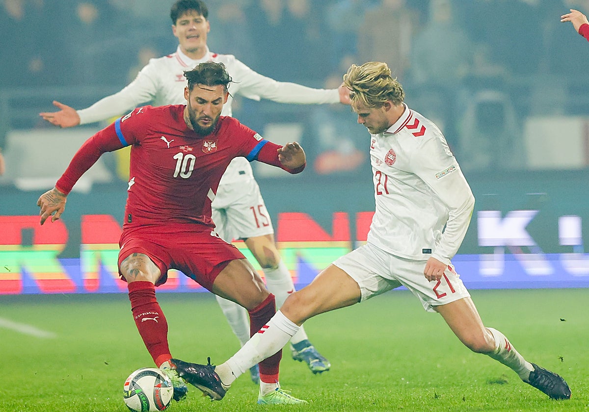 Nemanja Gudelj disputa un balón con Morten Hjulmand en un Serbia - Dinamarca del año 2024