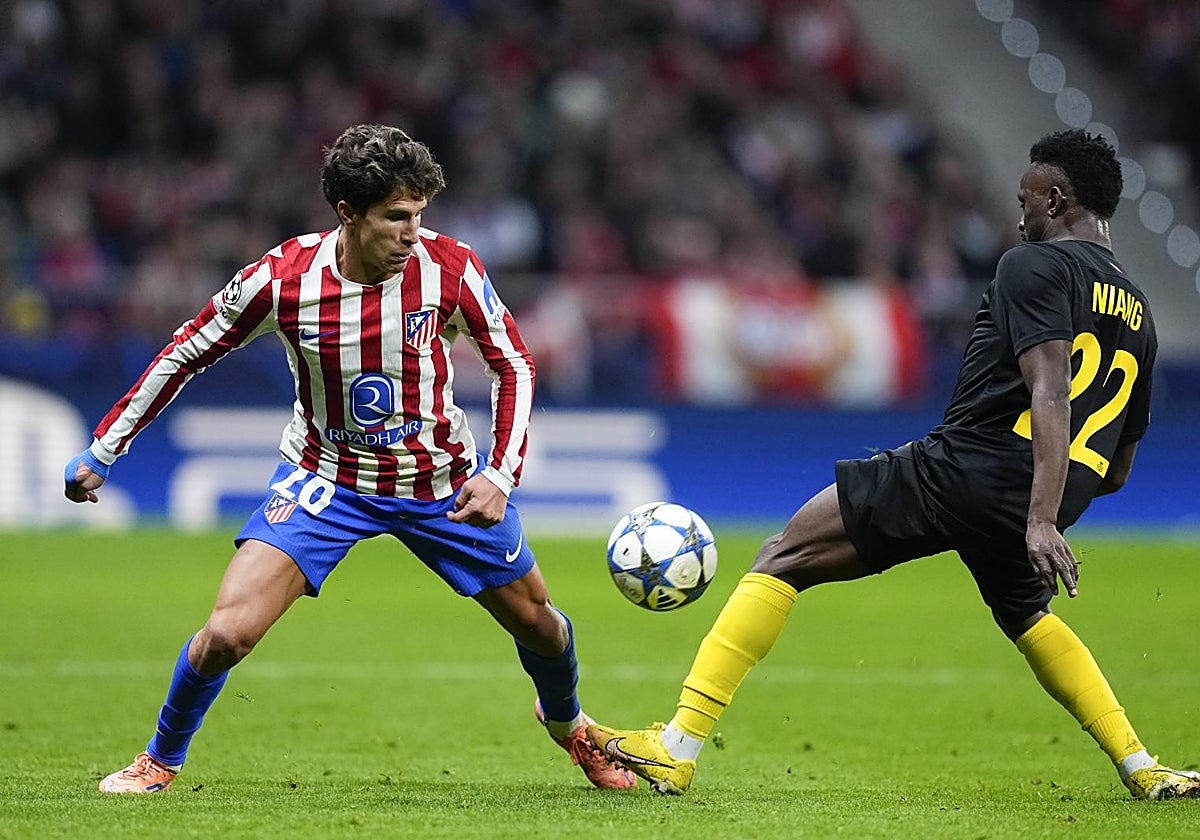 Giuliano pelea un balón con Niang durante el Atlético-Union Saint-Gilloise