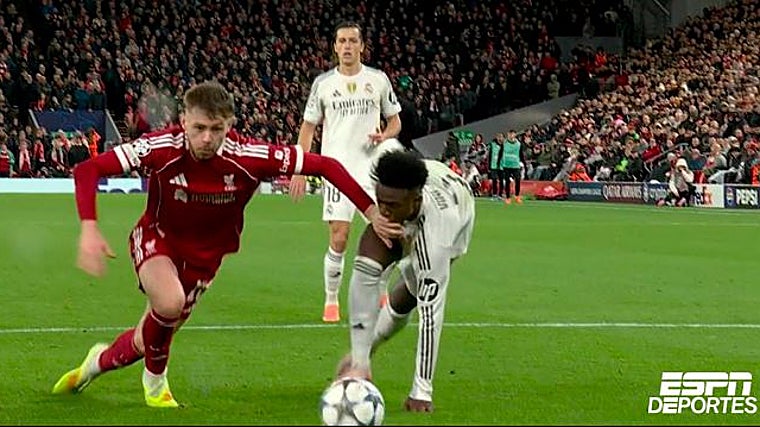 El toque en la cara que Vinicius reclama como penal