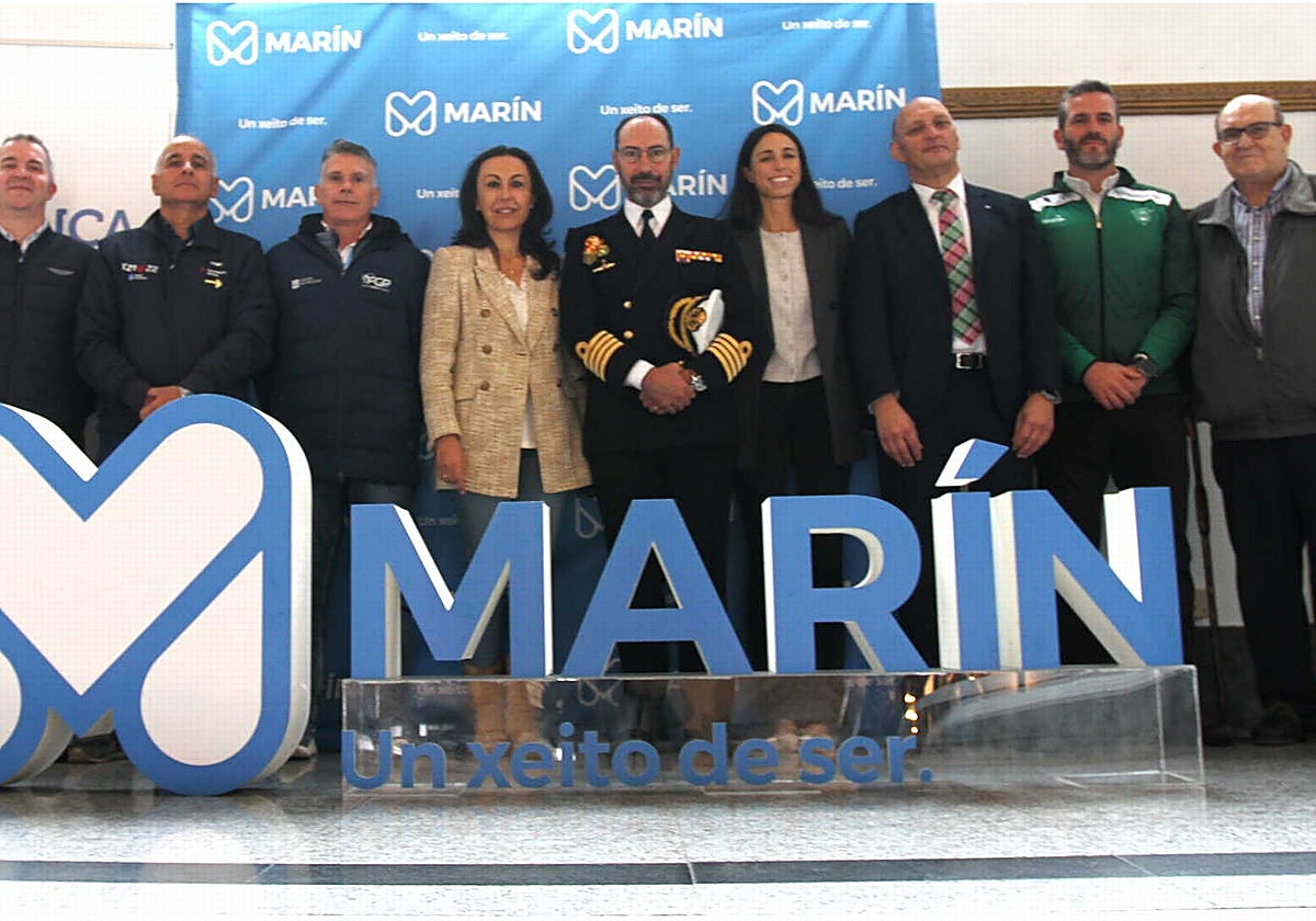 Autoridades y organizadores en la presentación en el Concello de Marín