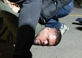 Stimac, tirado en el suelo durante su detención