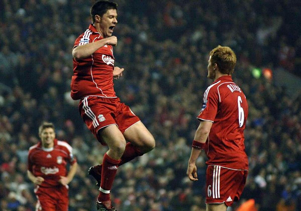 Xabi celebra junto a John Arne Riise su gol en 2005