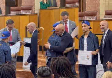 Antony, abrazado por Monchi, y Deossa, galardonados en el Parlamento andaluz como referentes sociales para los jóvenes