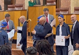 Antony, abrazado por Monchi, y Deossa, galardonados en el Parlamento andaluz como referentes sociales para los jóvenes