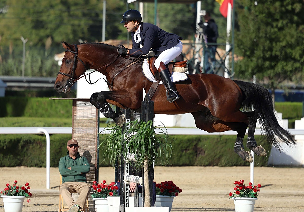 El sevillano Patricio de Valdenebro, montando a 'Klimax van het Lindehof' este viernes en el Real Club Pineda