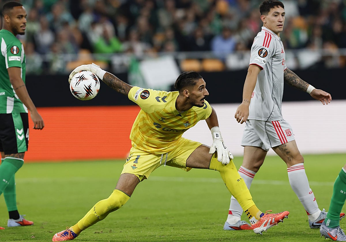 Álvaro Valles pone en juego un balón durante el Betis - Olympique de Lyon