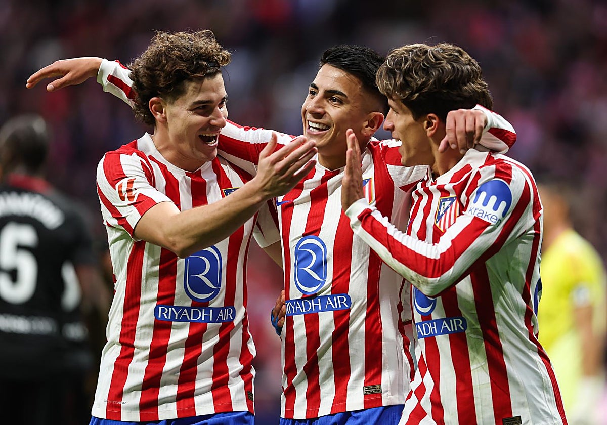 Julián Álvarez, Almada y Giuliano celebran el segundo gol del Atlético ante el Sevilla