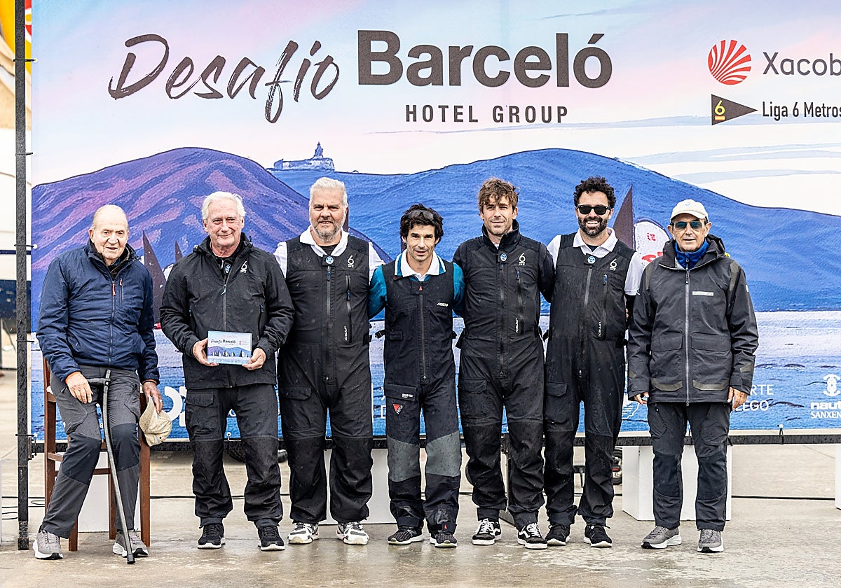 La tripulación del Ali Babá flanqueada por el Rey Don Juan Carlos y Pedro Campos