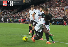 El posible penalti que reclamó Lo Celso en el Valencia - Betis
