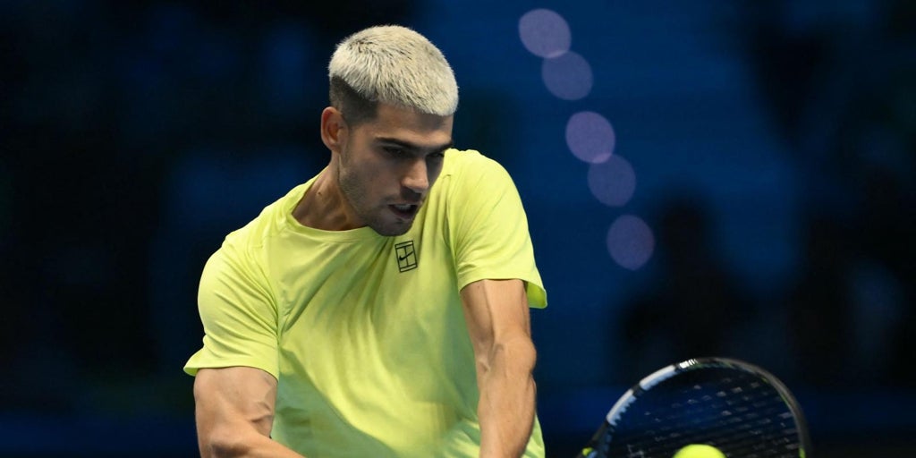 Alcaraz rompe la maldición y se estrena con un buen triunfo en la Copa de Maestros