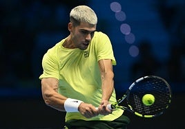 Alcaraz rompe la maldición y se estrena con un buen triunfo en la Copa de Maestros