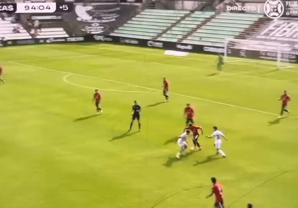 Una durísima entrada provoca una espectacular tangana en el Mérida-Castilla