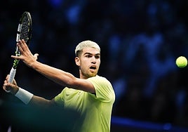 Alcaraz - Fritz: horario, canal de televisión y dónde ver online el partido de la Copa de Maestros hoy