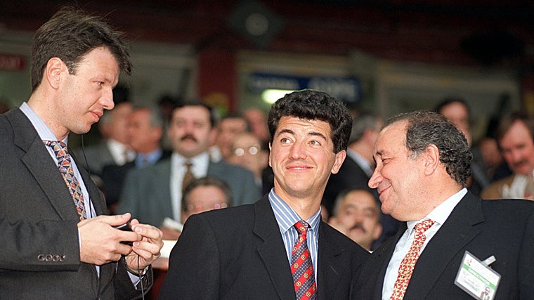 Jesús Gil y Gil (derecha) fue presidente del Atlético desde 1987 a 2003; Jesús Gil Marín (izquierda) fue consejero y vicepresidente de 1987 a 2004; y Miguel Ángel Gil Marín es el consejero delegado del club desde 2002