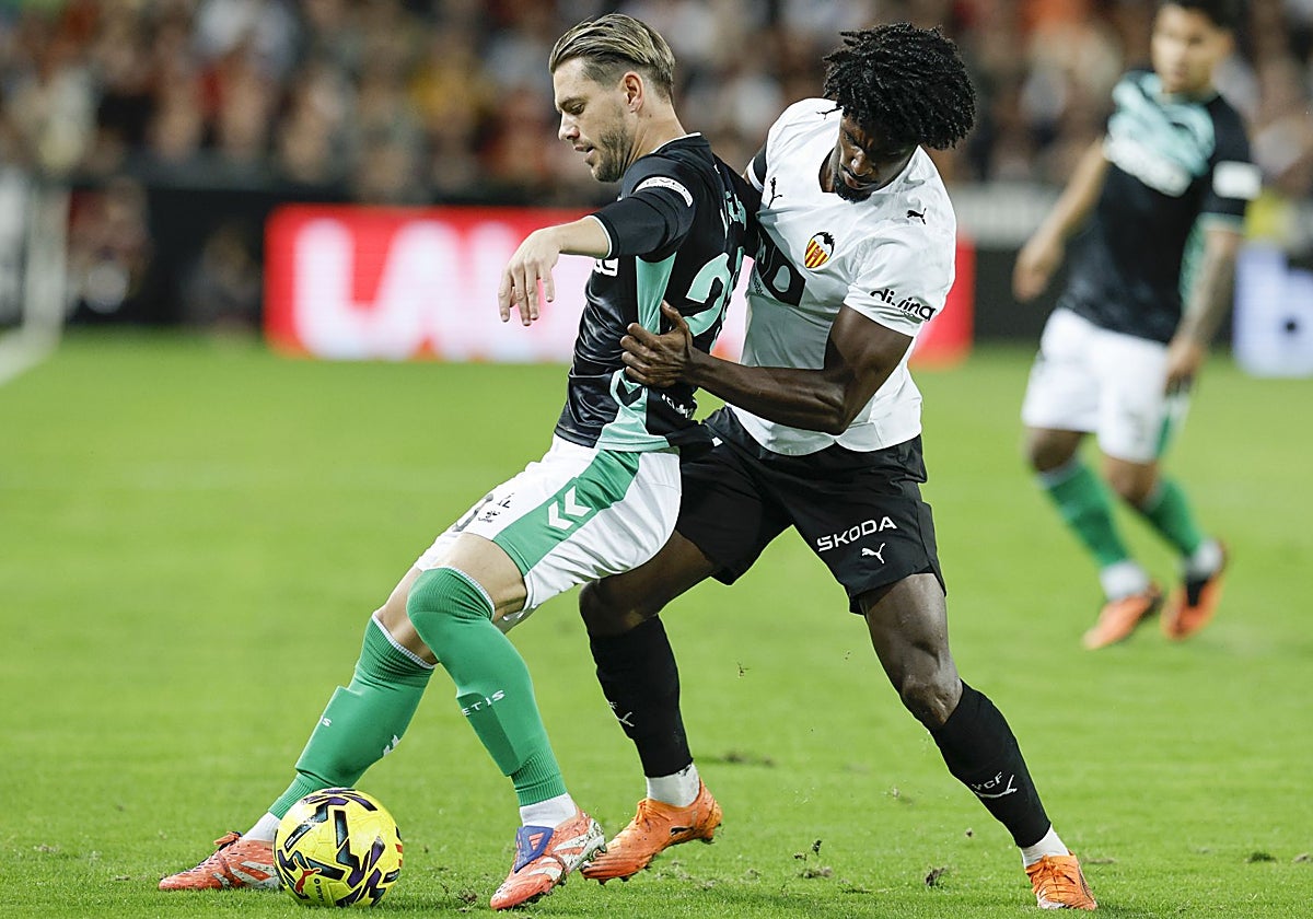 Lo Celso controla el balón ante Thierry Correia en el Valencia - Betis
