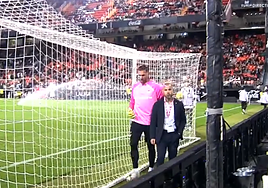 El bonito gesto de Manu Fajardo en Mestalla con un aficionado antes del Valencia - Betis