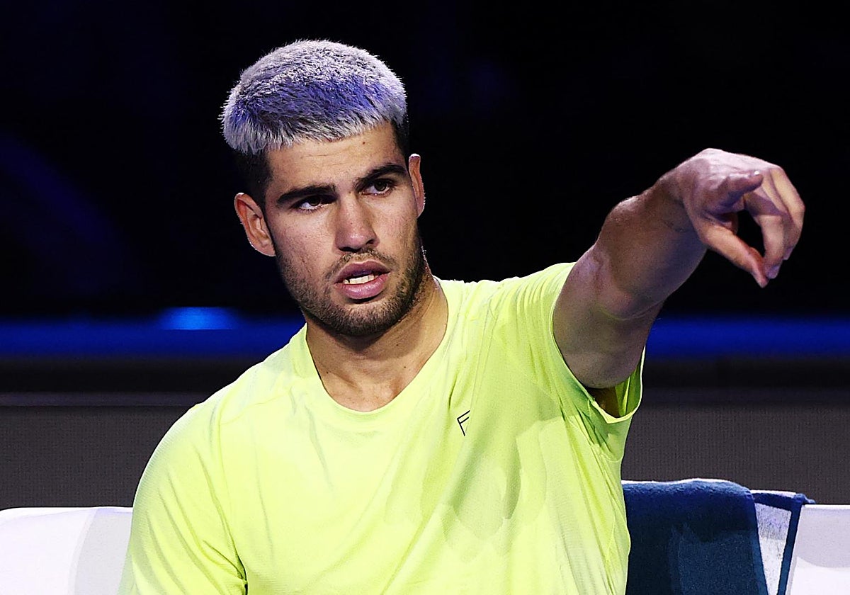 Alcaraz señala a su banquillo durante el partido ante Fritz