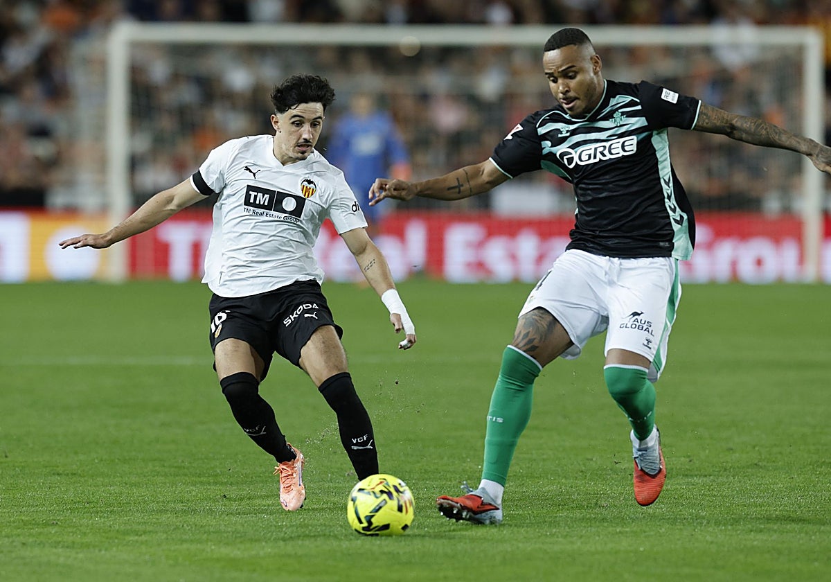 Natan pugna con Diego López durante el Valencia - Betis