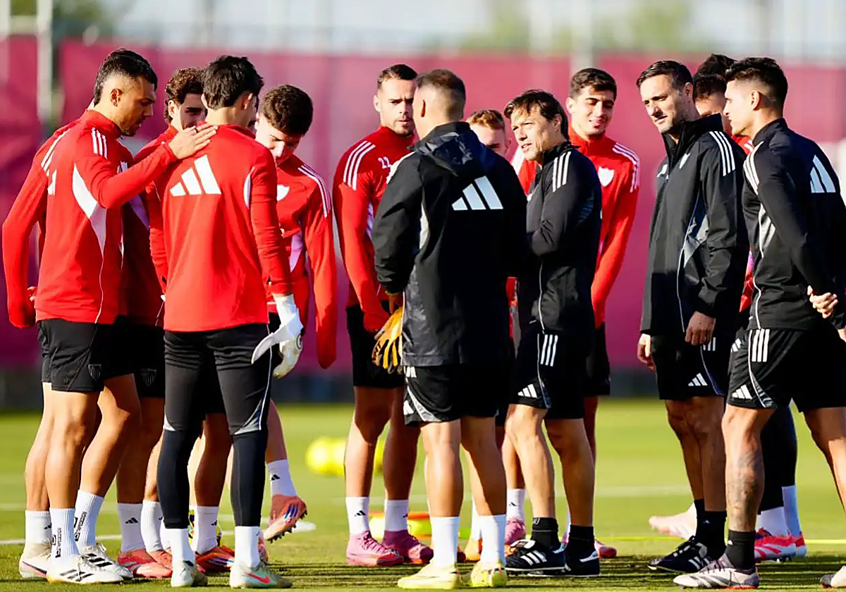 El Sevilla FC vuelve al trabajo con pasillito a Alberto Flores