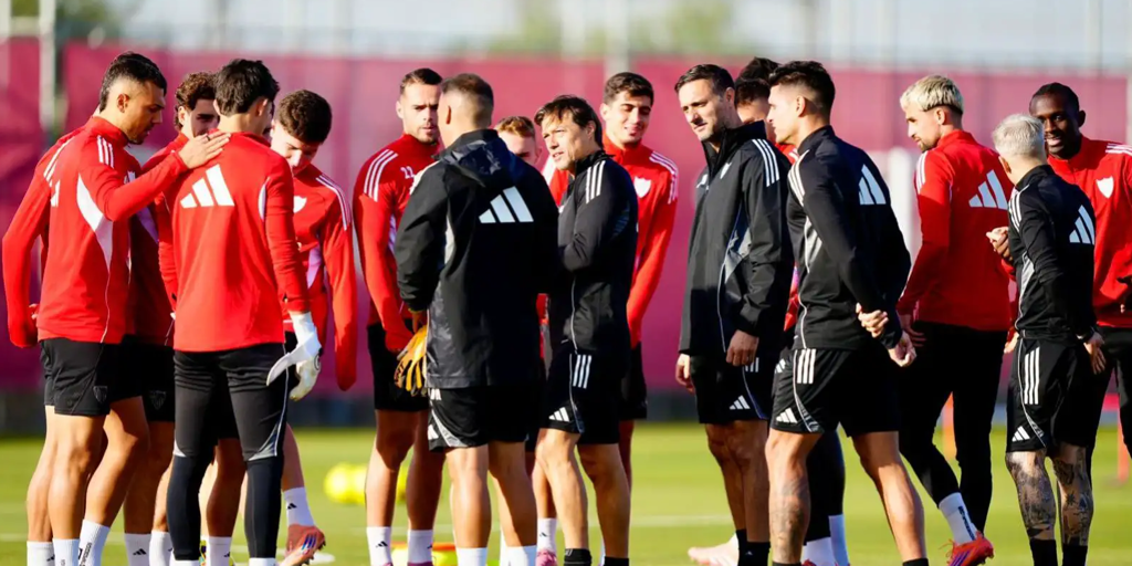 El Sevilla FC vuelve al trabajo con pasillito a Alberto Flores