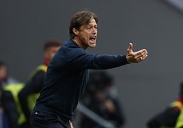 Matías Almeyda, el entrenador del consenso y el equilibrio en el Sevilla FC