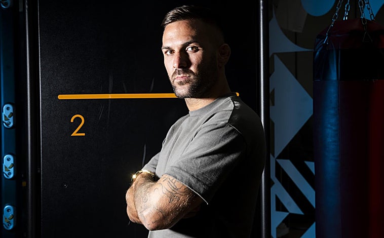 Imagen principal - Hecher Sosa, que visitó la Redacción de ABC, obtuvo su anhelado contrato con la UFC tras vencer en el Contender Series. Su actuación, después de haber conocido el fallecimiento de su padre un día antes, le llegó al alma al CEO de la UFC, Dana White. Este le entregó una nota que está escrita en tinta en la pierna del canario: «Sé la maldita razón por la que tu apellido sea conocido algún día». 