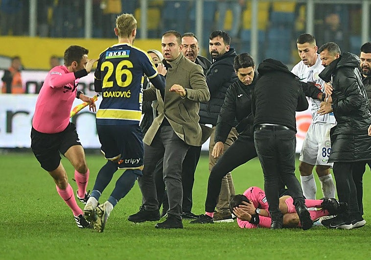 Turkey bans 102 over betting