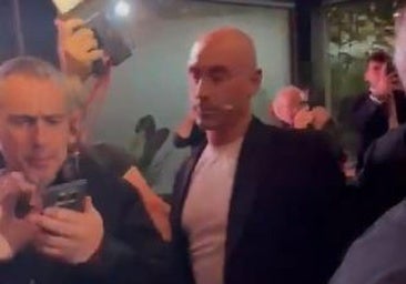 Un tío de Rubiales le lanza huevos mientras presentaba su libro